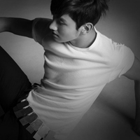 精选成熟帅气男生黑白头像图片