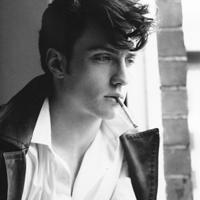 欧美经典黑白风男生抽烟头像