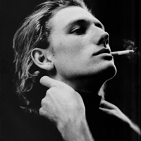 欧美经典黑白风男生抽烟头像