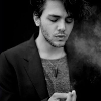 欧美经典黑白风男生抽烟头像