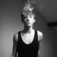 欧美经典黑白风男生抽烟头像