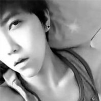 欧美经典黑白风男生抽烟头像