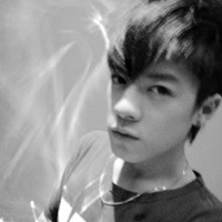 欧美经典黑白风男生抽烟头像