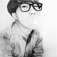 欧美经典黑白风男生抽烟头像