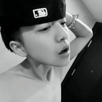 欧美经典黑白风男生抽烟头像