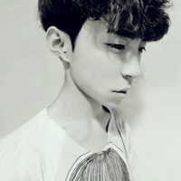 欧美经典黑白风男生抽烟头像