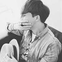 欧美经典黑白风男生抽烟头像