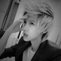 欧美经典黑白风男生抽烟头像