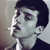 欧美经典黑白风男生抽烟头像