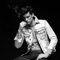 欧美经典黑白风男生抽烟头像