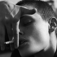 欧美经典黑白风男生抽烟头像