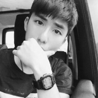 欧美经典黑白风男生抽烟头像