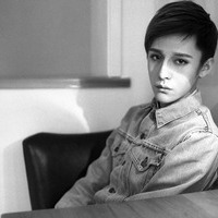 欧美经典黑白风男生抽烟头像