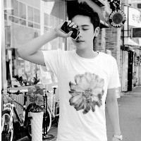 欧美经典黑白风男生抽烟头像