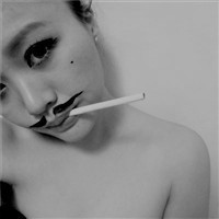 或许我是一个自暴自弃的人黑白头像