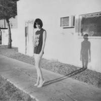 撕心裂肺般伤感 带字黑白女生头像