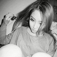 撕心裂肺般伤感 带字黑白女生头像