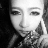 撕心裂肺般伤感 带字黑白女生头像