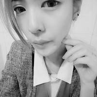 撕心裂肺般伤感 带字黑白女生头像