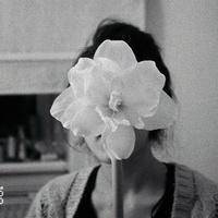 撕心裂肺般伤感 带字黑白女生头像