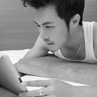 黑白简约风格成熟男人头像