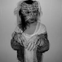 撕心裂肺般伤感 带字黑白女生头像