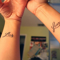 时尚简约的情侣手部纹身头像