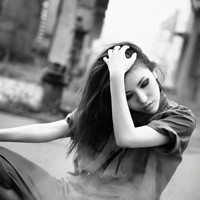 人见人爱的美女黑白头像图片