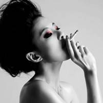 人见人爱的美女黑白头像图片