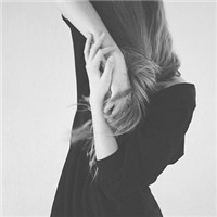 人见人爱的美女黑白头像图片