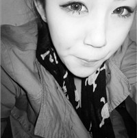 人见人爱的美女黑白头像图片