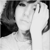 人见人爱的美女黑白头像图片