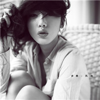 人见人爱的美女黑白头像图片