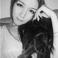 人见人爱的美女黑白头像图片
