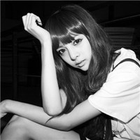 人见人爱的美女黑白头像图片