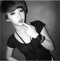 人见人爱的美女黑白头像图片