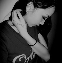 人见人爱的美女黑白头像图片