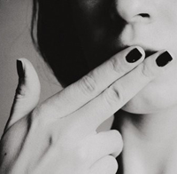 人见人爱的美女黑白头像图片