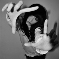 人见人爱的美女黑白头像图片