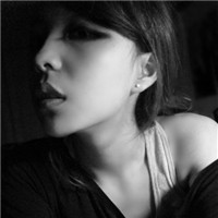 人见人爱的美女黑白头像图片