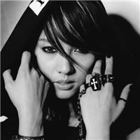 人见人爱的美女黑白头像图片