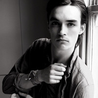 欧美男生霸气成熟范黑白头像