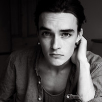 欧美男生霸气成熟范黑白头像