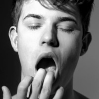 欧美男生霸气成熟范黑白头像