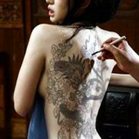 个性十足的女生背部纹身头像