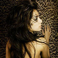 个性十足的女生背部纹身头像