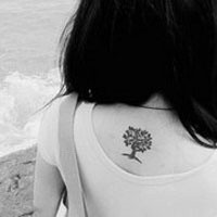 个性十足的女生背部纹身头像