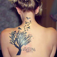 个性十足的女生背部纹身头像