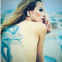 个性十足的女生背部纹身头像