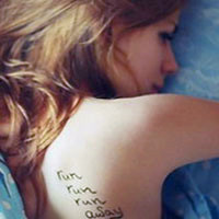 个性十足的女生背部纹身头像